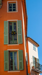 Fototapeta na wymiar Bonito pueblo con coloridas calles, colores anaranjados en Villefranche-sur-mer, Costa Azul