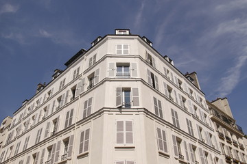 Immeuble blanc à Paris