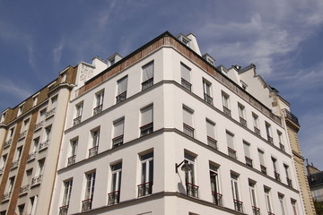 Fototapeta na wymiar Immeuble blanc d'angle à Paris