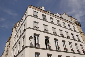 Immeuble blanc à Paris