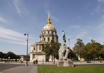 Fototapeta na wymiar Tombeau de Napoléon et statue d'Emile Fayolle à Paris
