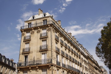 Fototapeta na wymiar Immeuble bourgeois à Paris