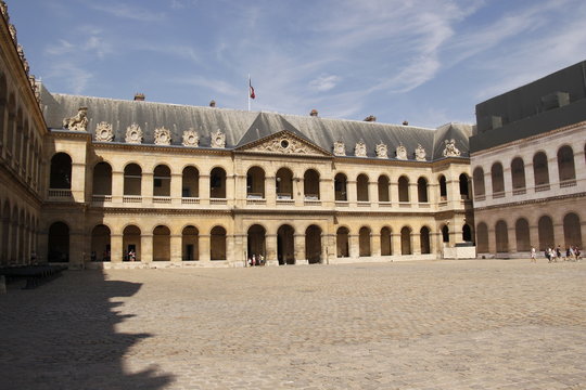 Cour d'honneur des Invalides à Paris