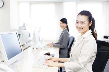 asian businesswomen typing keyboard in the office