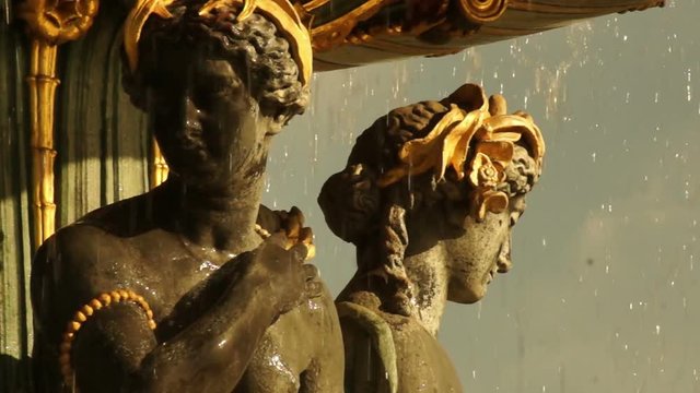 Golden fountain with water in the Place du Concorde,Paris,hd,29,9 fps