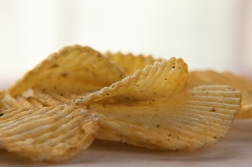 картофельные рифленые чипсы с зеленью