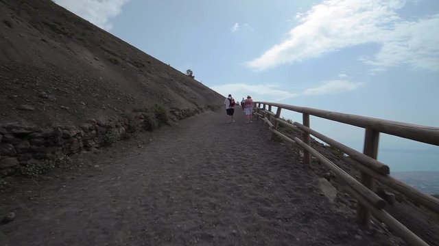 Подъем на Везувий по дорожке склейка с боковым видом с дорожки