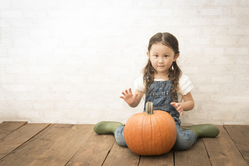 ハロウィンのかぼちゃと女の子