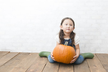 Fototapeta premium ハロウィンのかぼちゃと女の子
