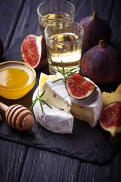 Camembert cheese with  figs, honey and wine