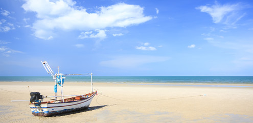 Naklejka premium Tourist and fishing boat on the beach in Thailand