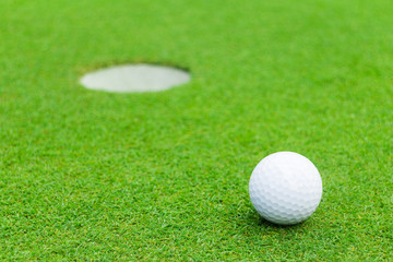 ゴルフボールとカップ