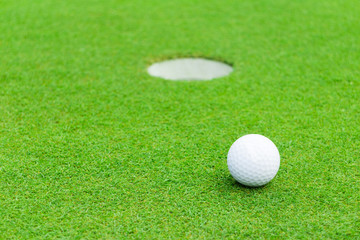 ゴルフボールとカップ