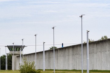Fototapeta na wymiar Gefängnismauer mit Wachturm eines modernen Gefängnisses