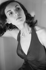 Портрет красивой девушки в образе знаменитой голливудской кинодивы портрет мода кино ностальгия макияж прическа