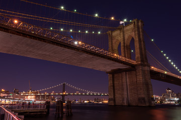 Fototapeta premium Brooklyn Bridge et Manhattan Bridge la nuit