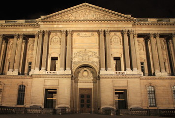 Obraz premium Perrault's Colonnade by night in Paris, France