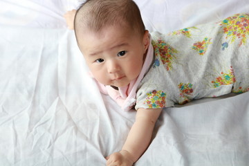 生後4か月の腹這いの赤ちゃん