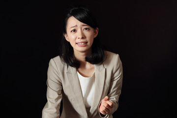 訴える若い女性