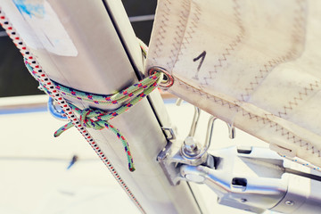 Fixing the mainsail to the mast using the sheets