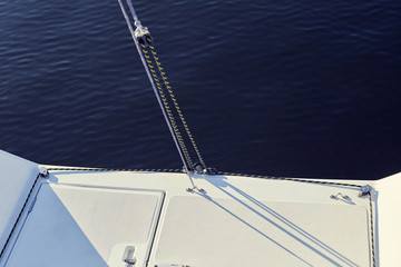 Obraz premium permanent backstay is attached to the top of the mast. water background