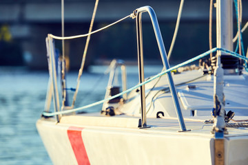 Naklejka premium Equip yacht with, weather and lee braces for spinnaker