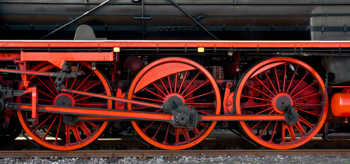 Triebwerk einer historischen  Schnellzug - Dampflokomotive mit Rädern und Treibstangen