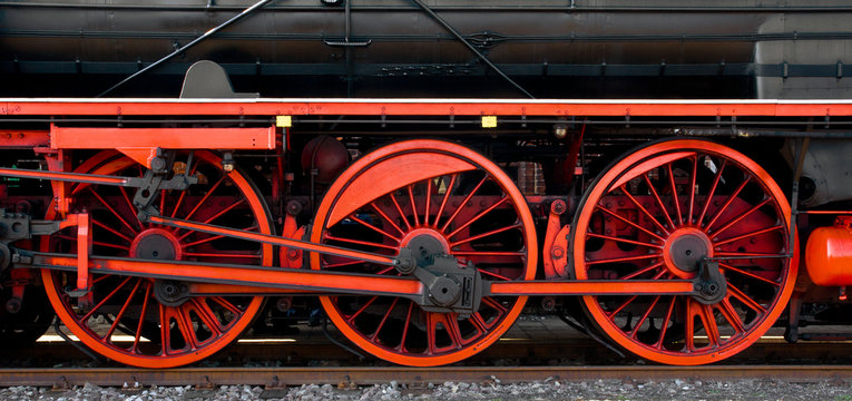 Triebwerk einer historischen  Schnellzug - Dampflokomotive mit R&auml;dern und Treibstangen