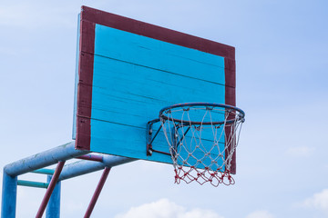 Naklejka premium Old basketball hoop on the field