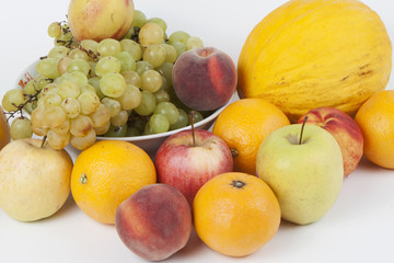 Frutta mista su sfondo bianco.