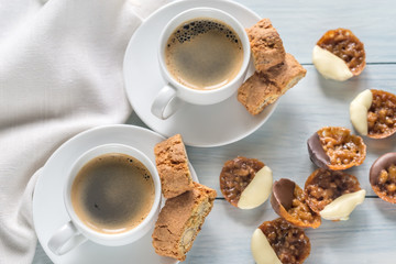 Cups of coffee with florentine cookies