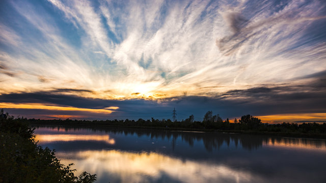 wundervoller Sonnenuntergang mit Spiegelung im Wasser