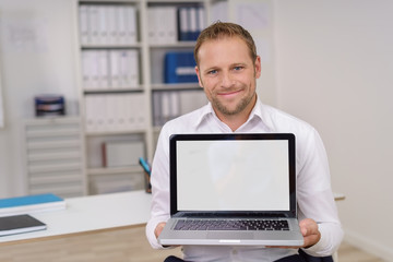 geschäftsmann zeigt stolz etwas am laptop