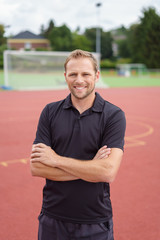 sportler steht auf dem sportplatz