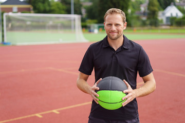 mann spielt draußen basketball auf einem sportplatz