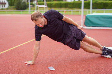 mann macht sport mit einer trainings-app..