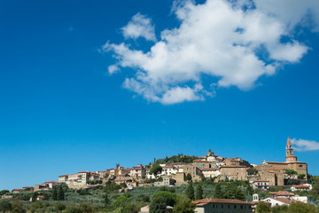Fototapeta na wymiar The city walls of Castiglion Fiorentino in Tuscany
