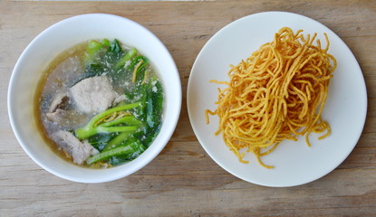 crispy egg noodle with Chinese kale and pork in gravy sauce