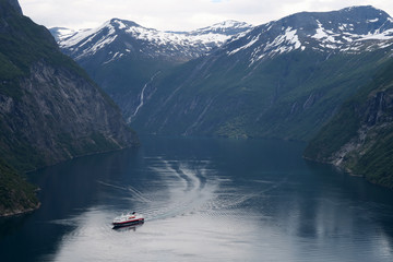 Fototapeta premium Geirangerfjord Norwegen mit Schiff