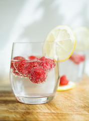 Wasser mit Himbeeren