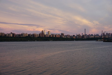Fototapeta premium View of the Manhattan skyline in New York City seen from Edgewater, New Jersey