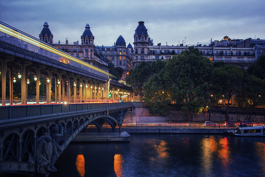 Fototapeta Bir-Hakeim bridge at night in Paris