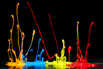 flüssige bunte Farbe tanzt auf einer Boombox 01