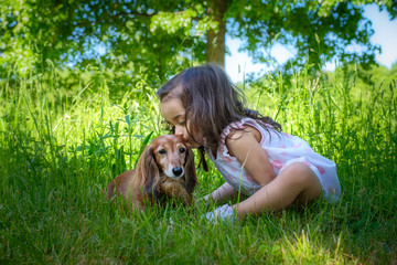 Kleines Mädchen küsst Hund