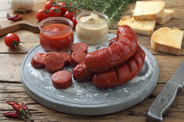 salsicce alla griglia su sfondo rustico