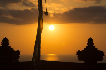 Sonnenuntergang am Tempel Pura Uluwatu auf Bali (Indonesien)