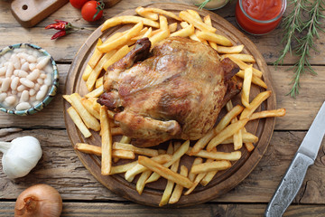 pollo arrosto con patate fritte sfondo tavolo di cucina rustico