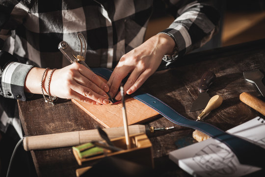 Leather handbag craftsman