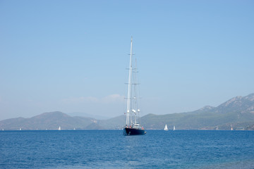 Fototapeta premium Großer Segelschiff auf dem Meer