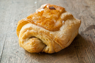 pains au chocolat sur table en vieux bois 